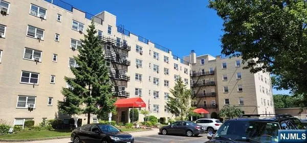 $2,200 | 2215 North Central Road, Unit 2E, Fort Lee, NJ 07024