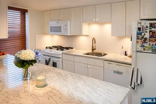 $2,200 | 2215 North Central Road, Unit 2E, Fort Lee, NJ 07024