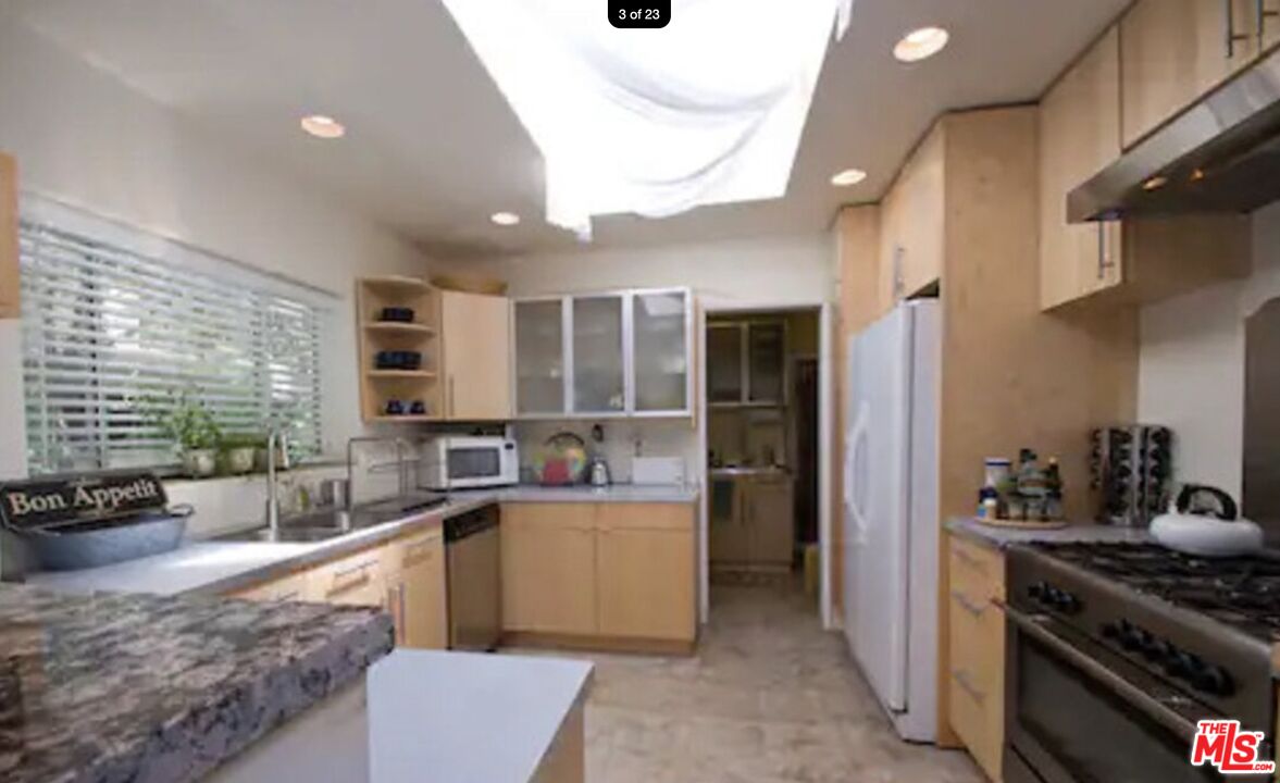 202 4th Avenue Venice, CA 90291 - Photo 7 of 22