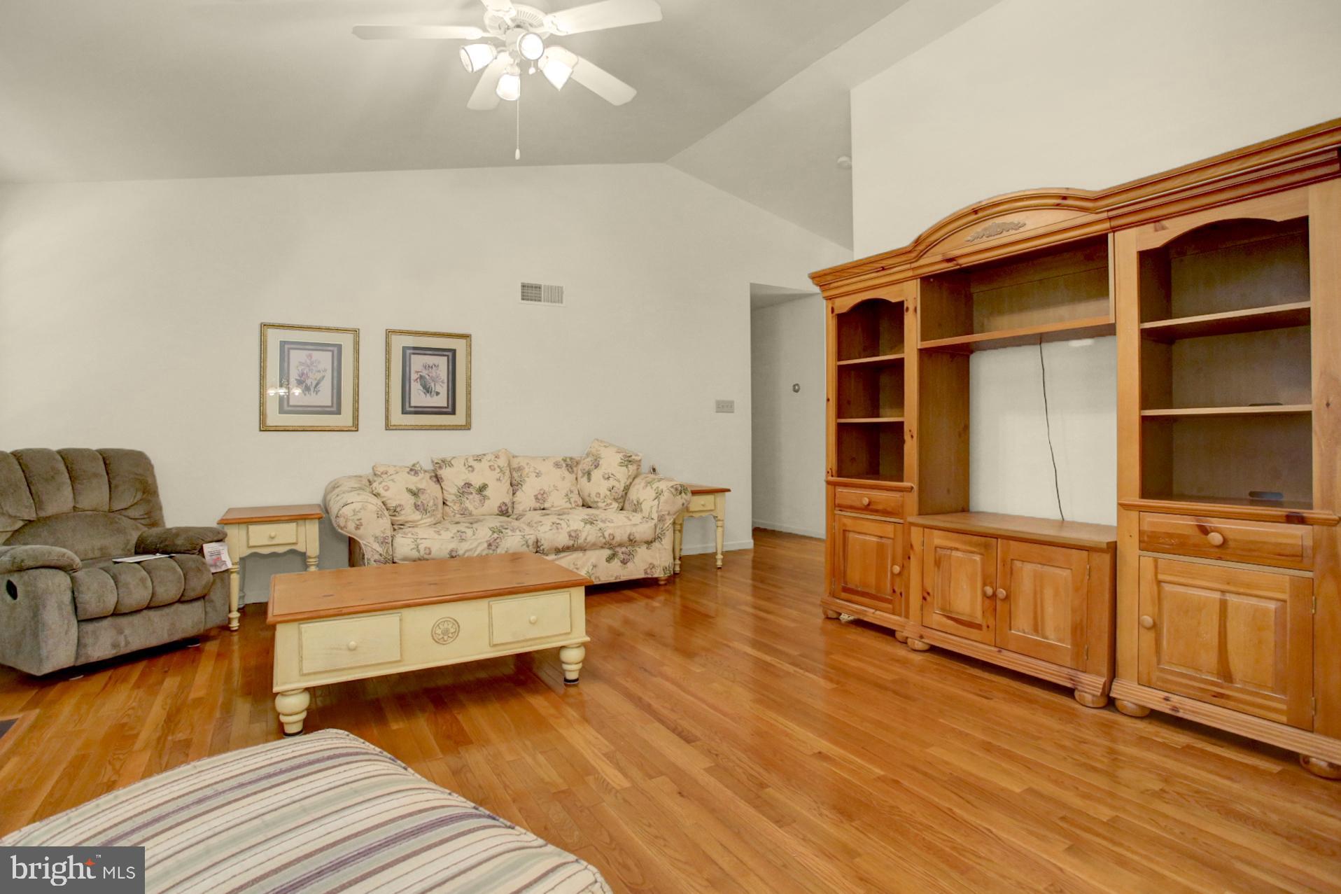 4025 River Road Reading, PA 19605 - Photo 6 of 34 Living room
