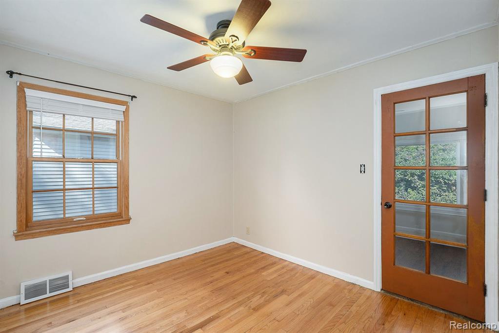 1946 Stanhope Street Grosse Pointe Woods, MI 48236 - Photo 12 of 31