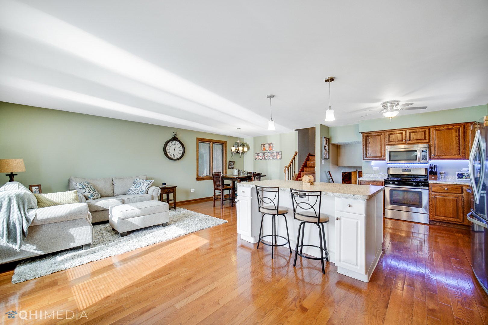 5244 170th Street Oak Forest, IL 60452 - Photo 4 of 24 a living room with furniture and kitchen view