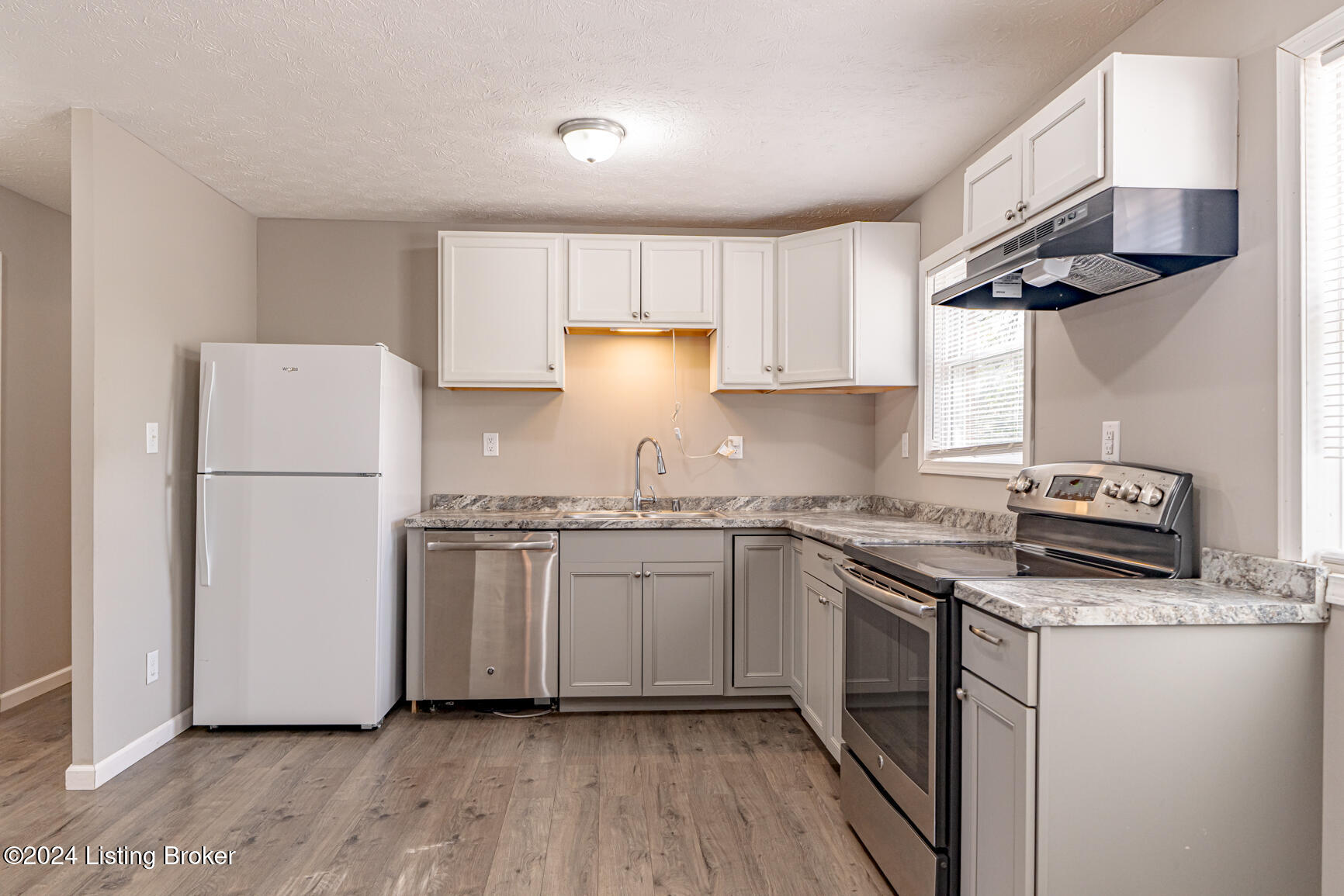5010 Red Fern Road Louisville, KY 40218 - Photo 5 of 23 Kitchen