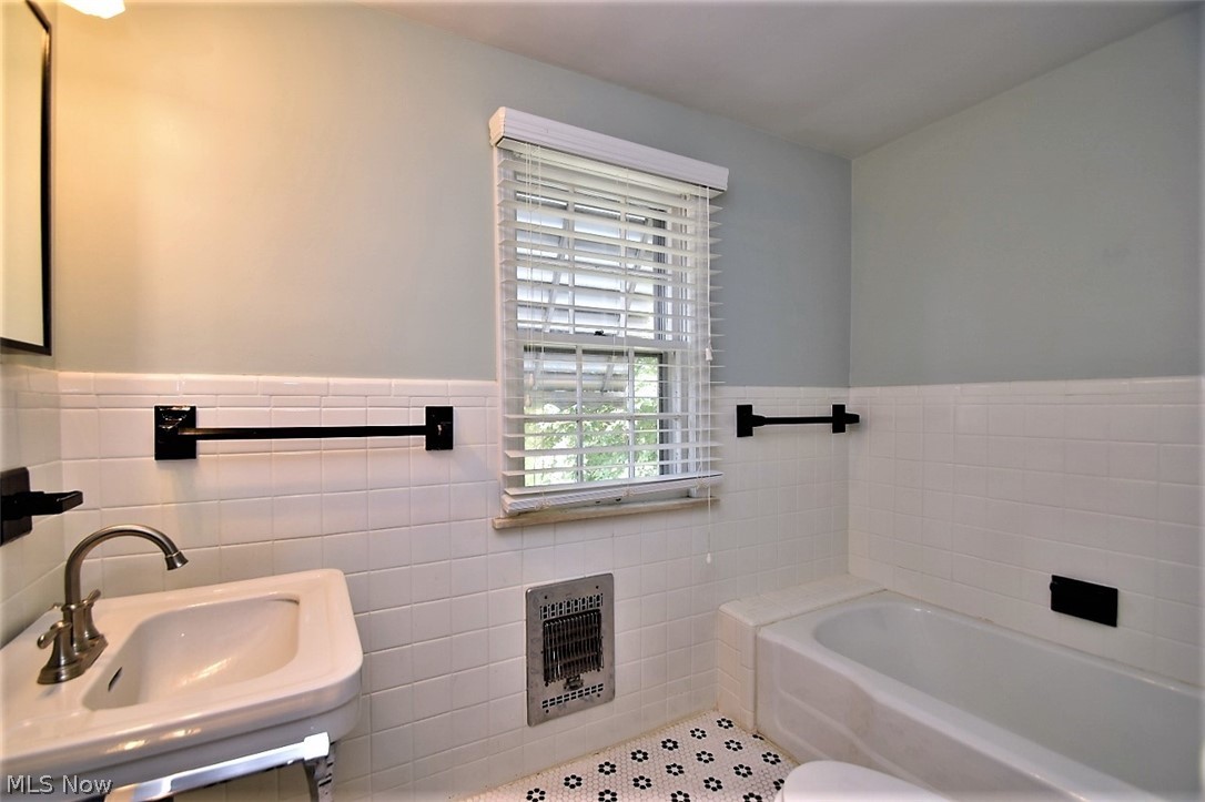 2336 Saybrook Road Cleveland, OH 44118 - Photo 20 of 32