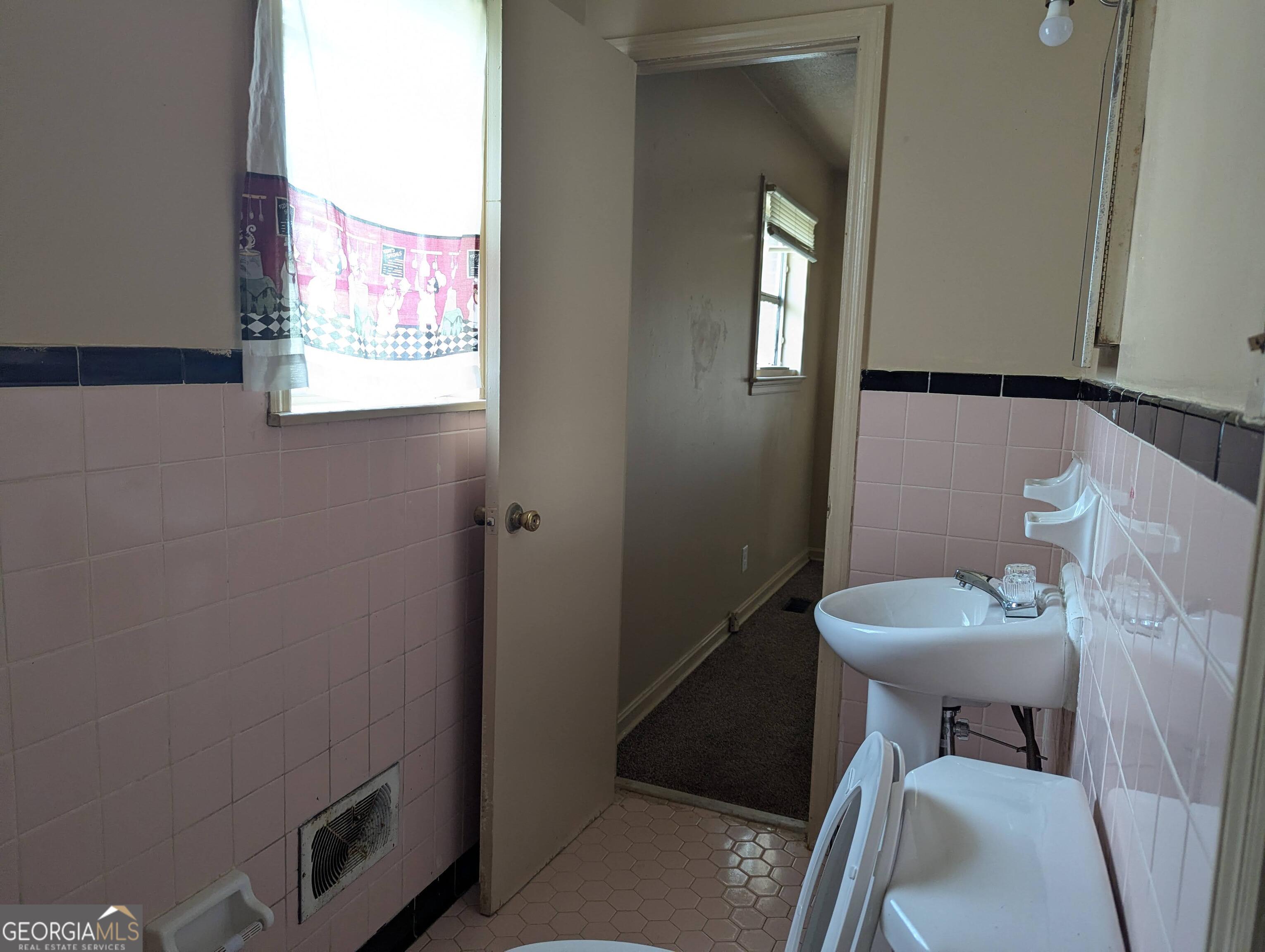 611 West Whitney Avenue Albany, GA 31701 - Photo 6 of 15 a bathroom with a toilet sink and mirror