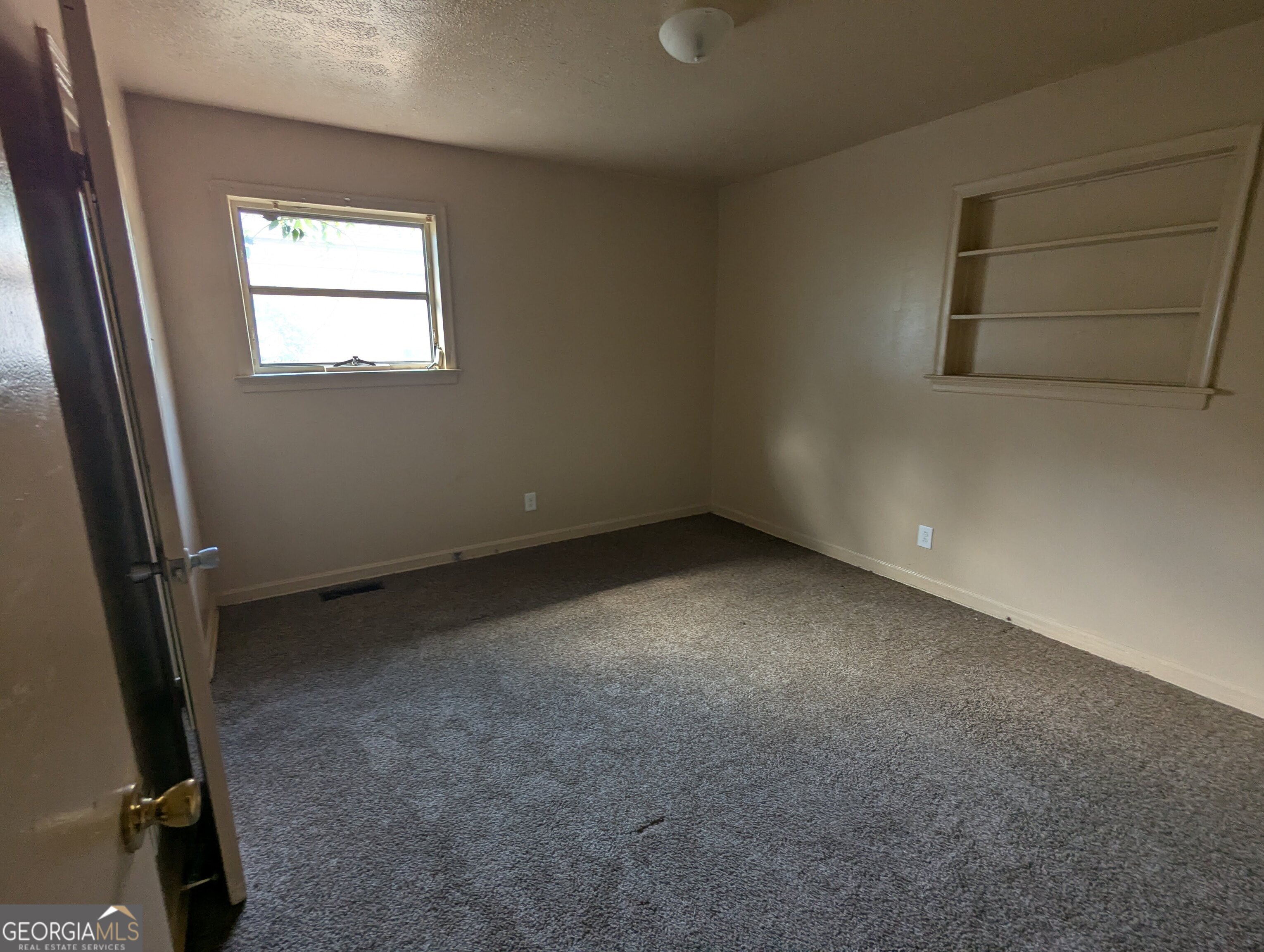 611 West Whitney Avenue Albany, GA 31701 - Photo 8 of 15 an empty room with a window