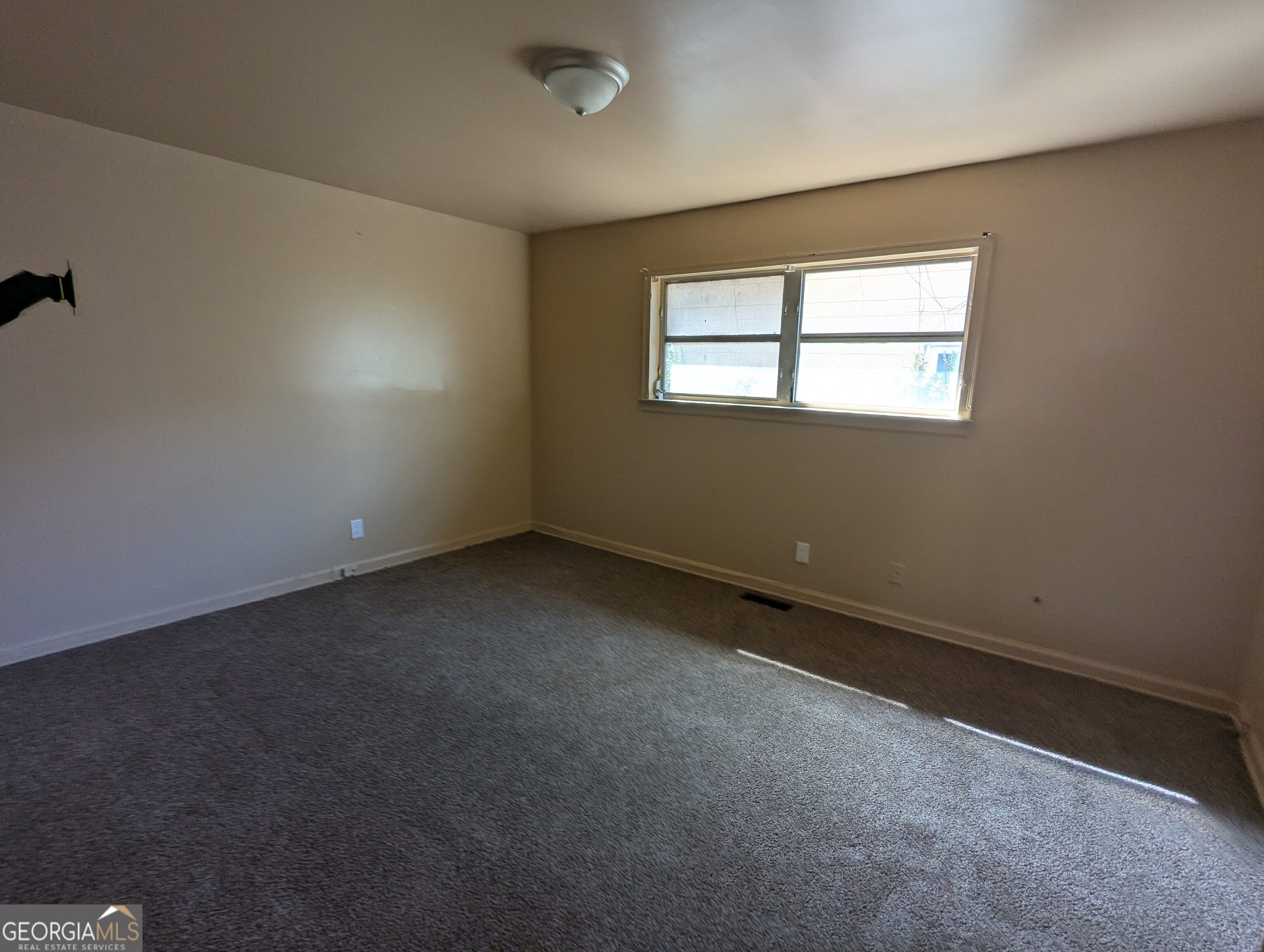 611 West Whitney Avenue Albany, GA 31701 - Photo 9 of 15 an empty room with a window