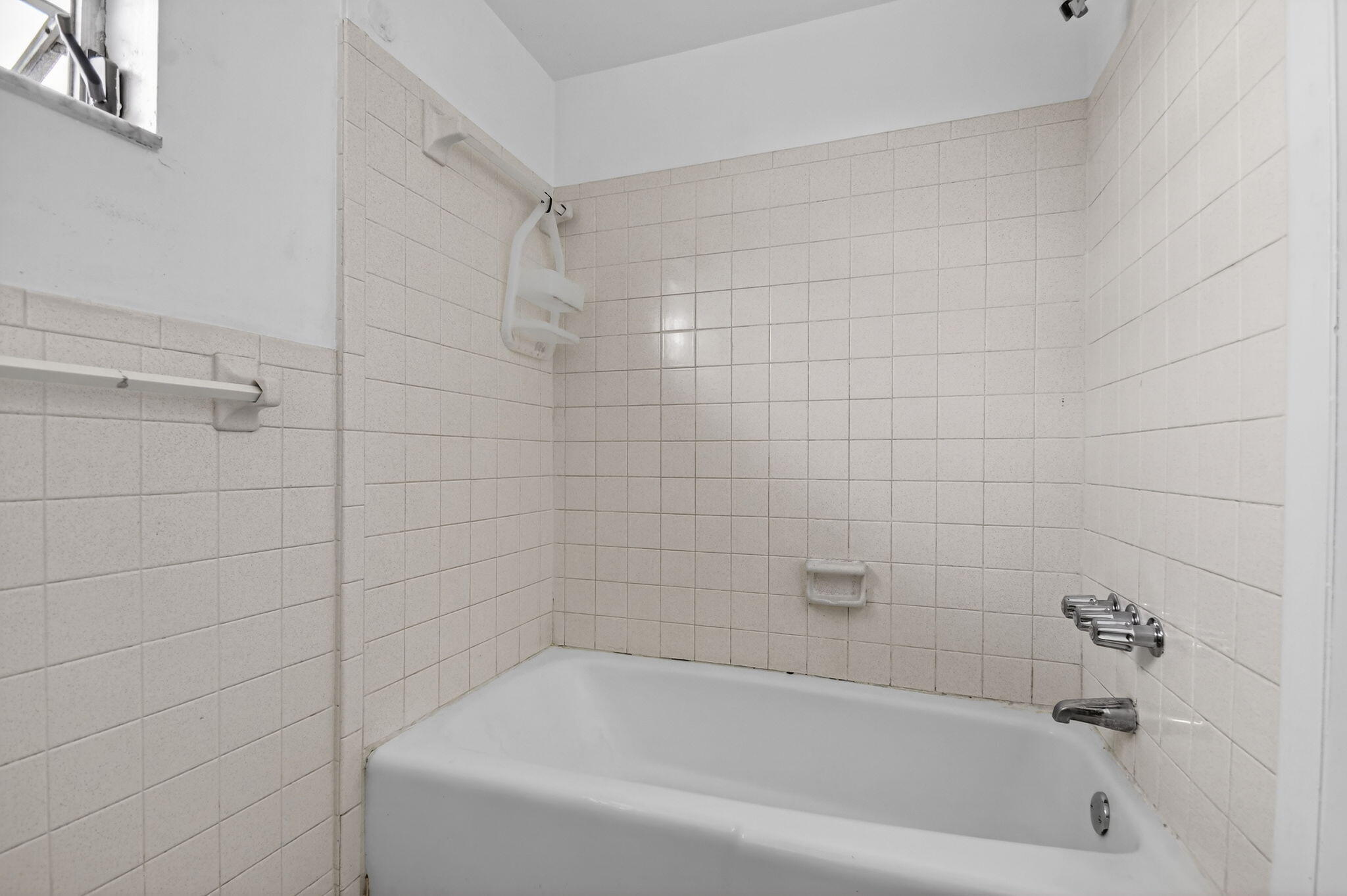 1406 Barton Road, Unit 15 Lake Worth Beach, FL 33460 - Photo 18 of 19 a bathroom with a bathtub