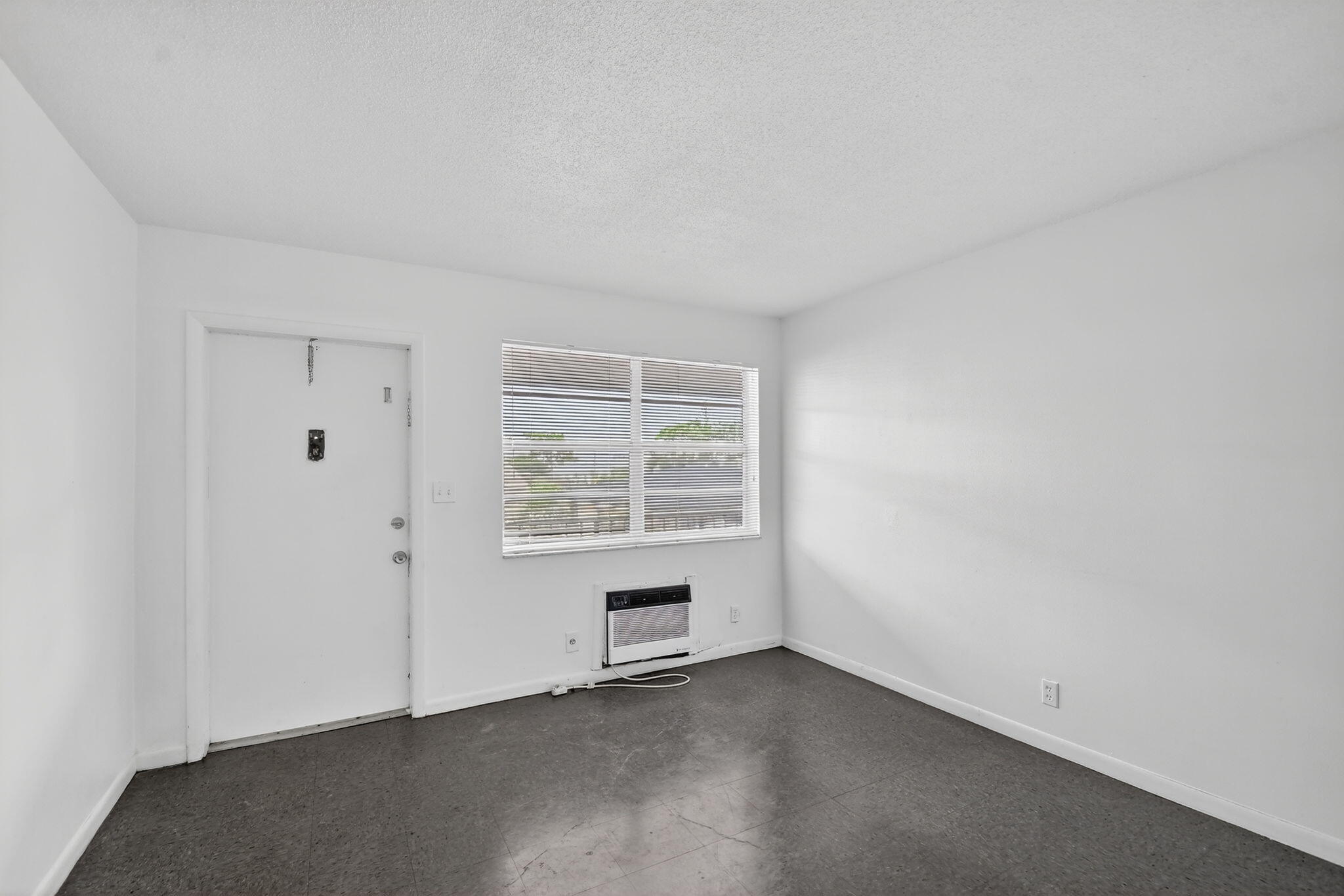 1406 Barton Road, Unit 15 Lake Worth Beach, FL 33460 - Photo 8 of 19 an empty room with a window