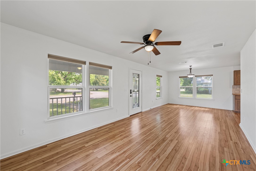 407 East 7th Street Cameron, TX 76520 - Photo 10 of 42