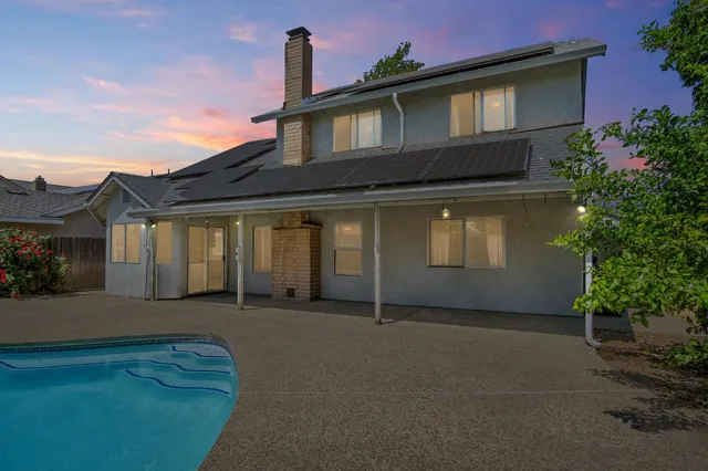 a view of a backyard