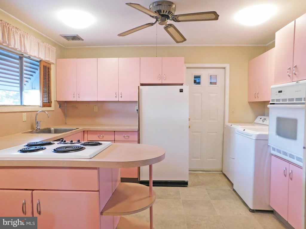 2 Falcon Road Levittown, PA 19056 - Photo 12 of 48 Kitchen