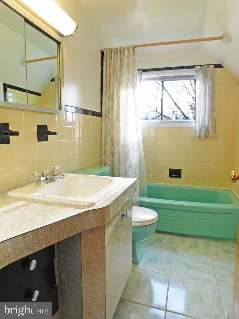2 Falcon Road Levittown, PA 19056 - Photo 33 of 48 Second Floor Hall Bath