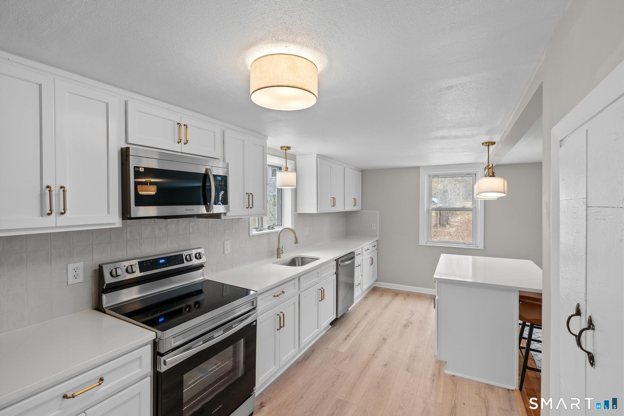 25 Mountain Road Simsbury, CT 06081 - Photo 3 of 39