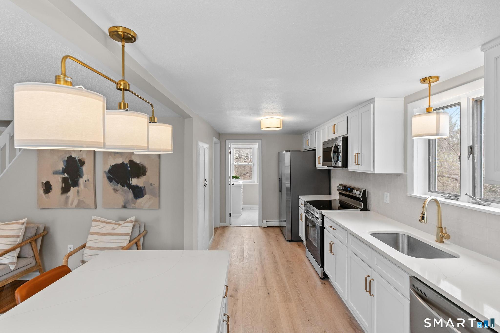 25 Mountain Road Simsbury, CT 06081 - Photo 4 of 39