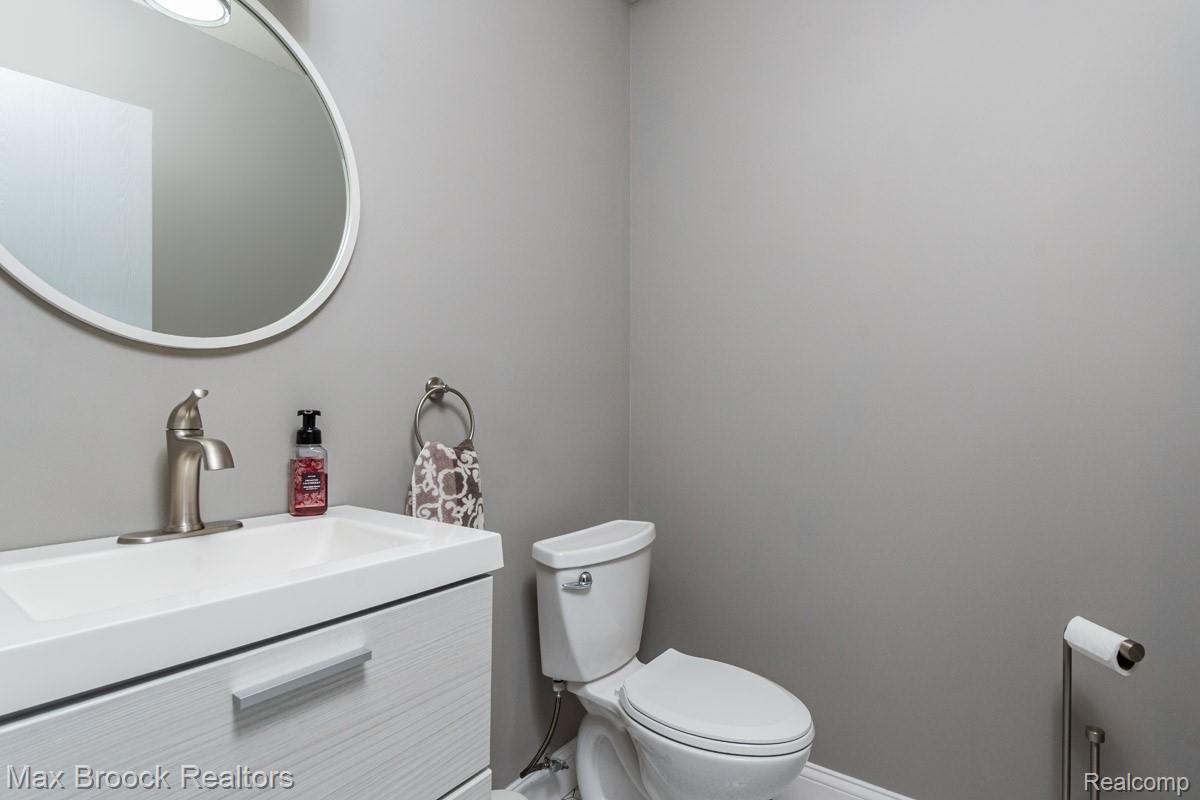 1808 Thomas Court Rochester, MI 48309 - Photo 26 of 34 20.jpg Fully renovated 1st floor powder room
