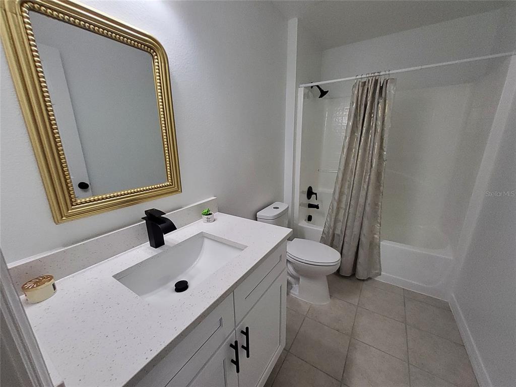 509 Ridges Drive Dundee, FL 33838 - Photo 23 of 33 a bathroom with a sink and a mirror