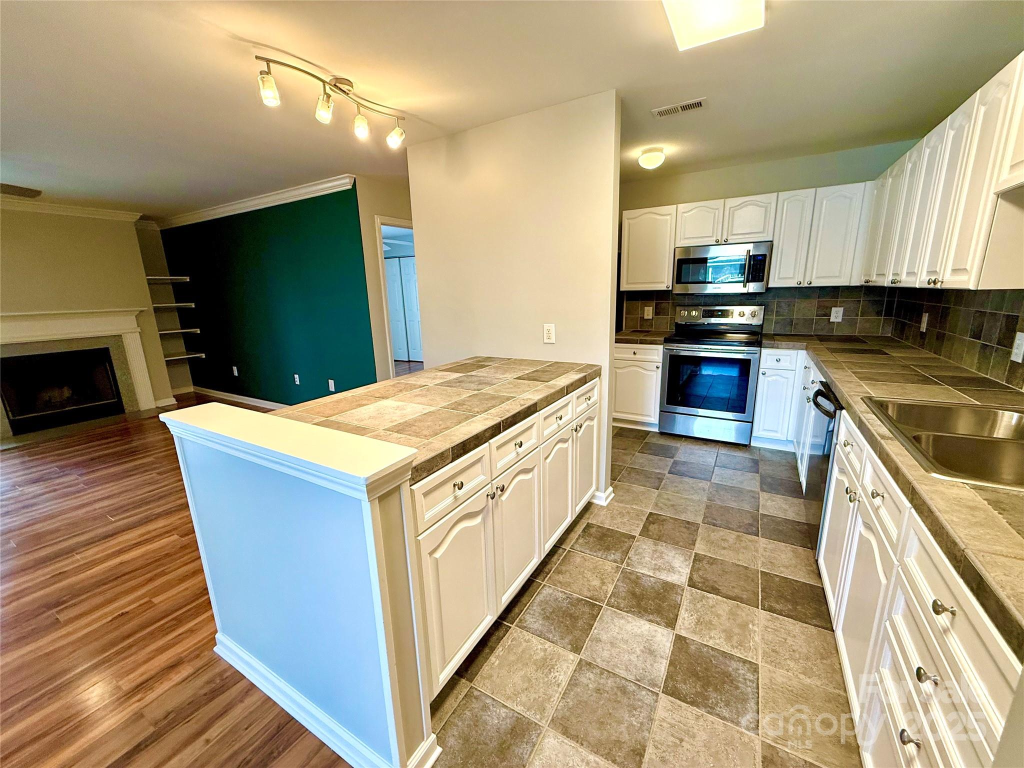 4930 Sardis Road, Unit C Charlotte, NC 28270 - Photo 6 of 33