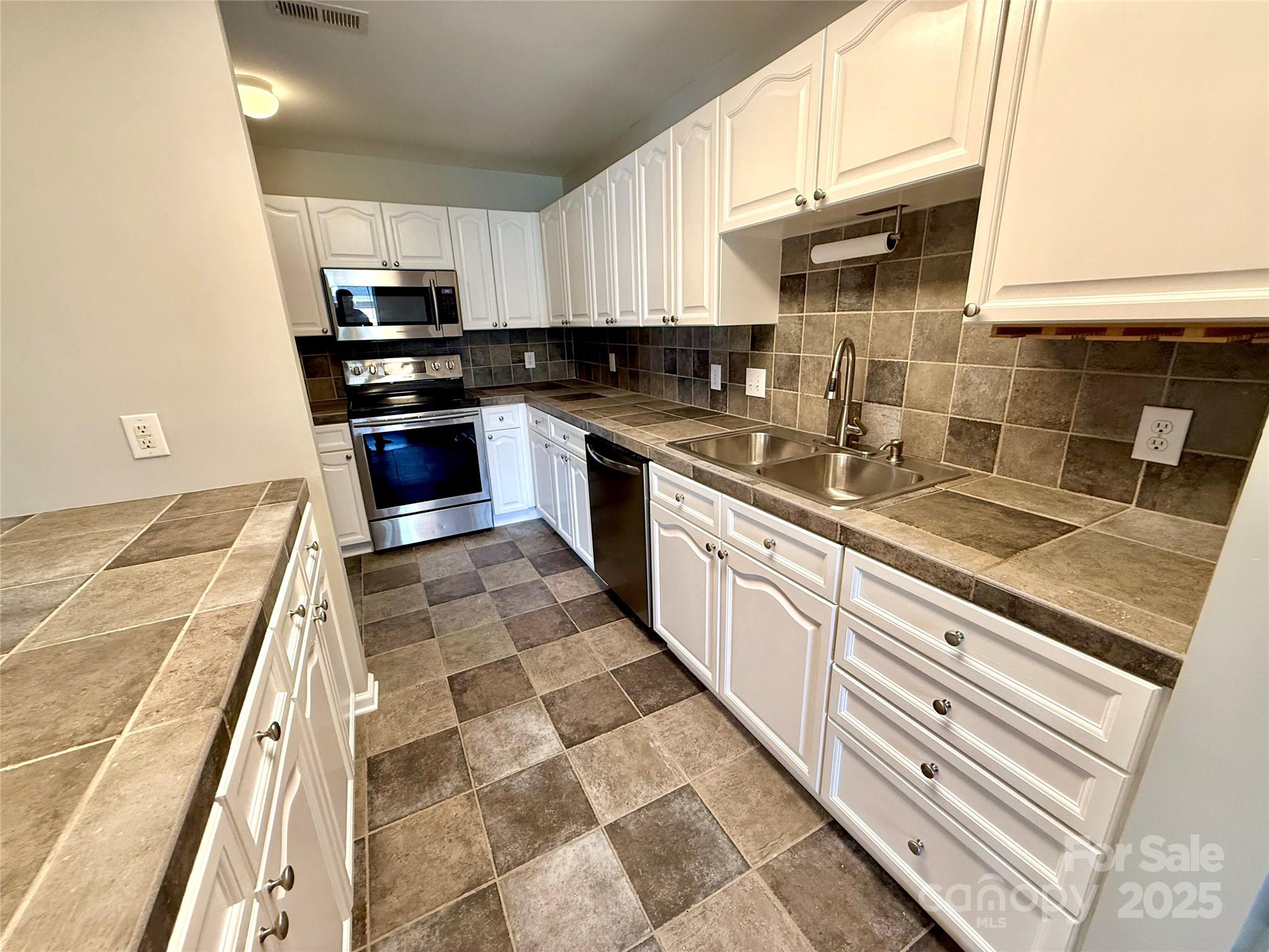 4930 Sardis Road, Unit C Charlotte, NC 28270 - Photo 9 of 33