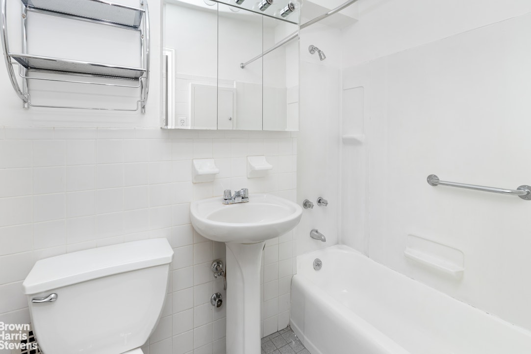 5700 Arlington Avenue, Unit 11X Bronx, NY 10471 - Photo 12 of 21 a bathroom with a sink a toilet and bathtub