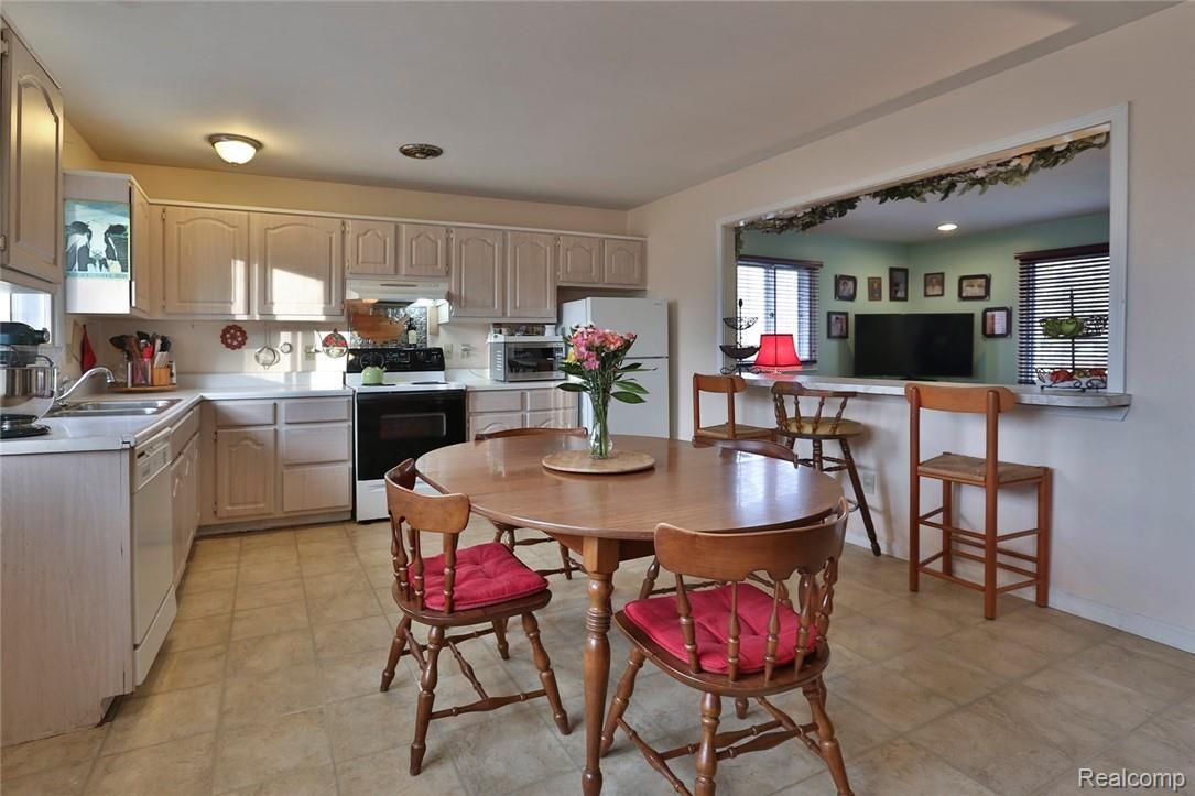 29521 West Road New Boston, MI 48164 - Photo 7 of 20 2B8A2937.jpg