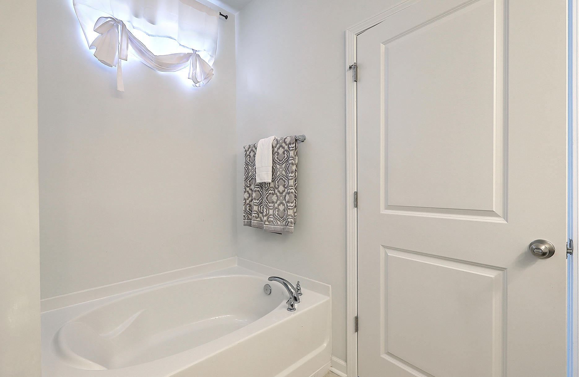 703 Kilarney Road Summerville, SC 29483 - Photo 21 of 31 Owner's suite tub