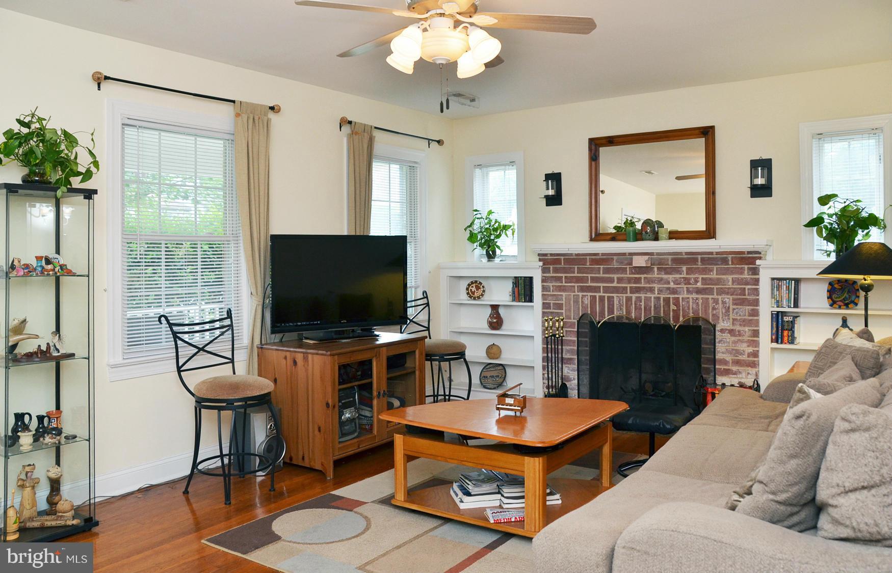 1809 Forest Glen Road Silver Spring, MD 20910 - Photo 3 of 25 Living Room