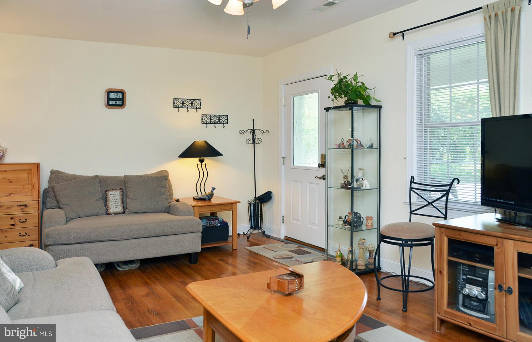 1809 Forest Glen Road Silver Spring, MD 20910 - Photo 4 of 25 Living Room