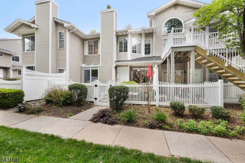 33 Crestmont Road Bedminster, NJ 07921 - Photo 3 of 20
