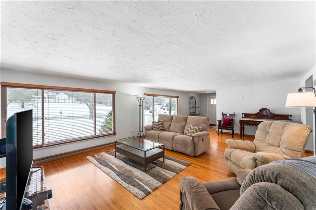 569 Justabout Road Venetia, PA 15367 - Photo 4 of 28 Living Room 569 Justabout Road