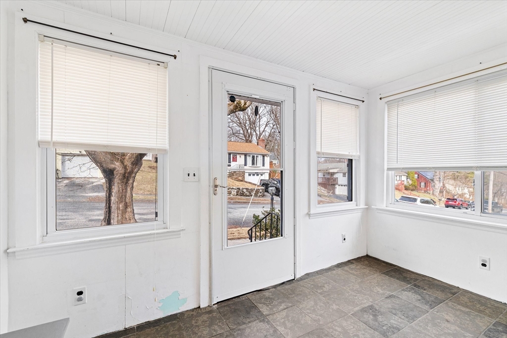 21 Brewster Road Worcester, MA 01602 - Photo 4 of 42