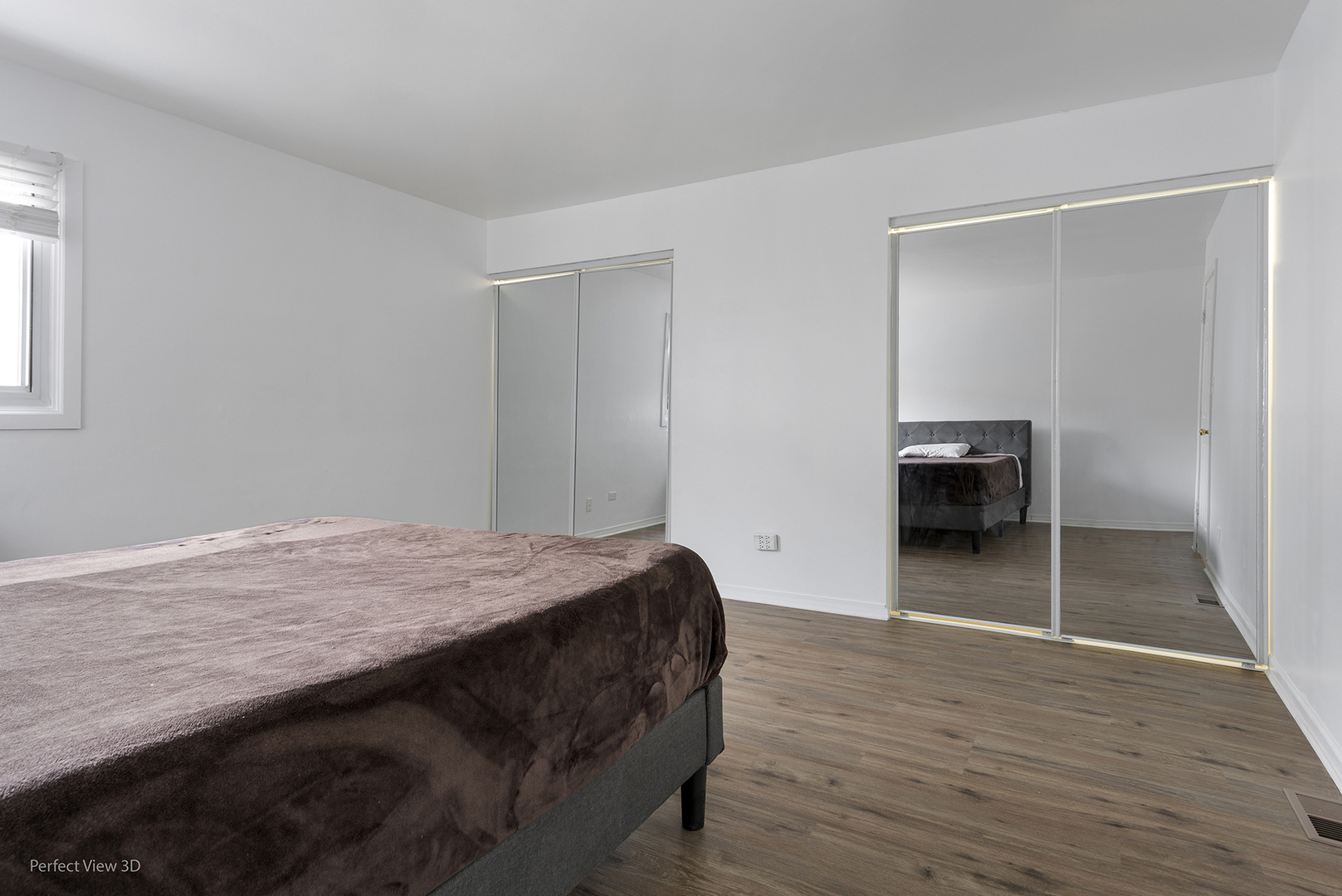 7539 North Ridge Boulevard, Unit 6 Chicago, IL 60645 - Photo 14 of 20 a bedroom with a bed and a table in it