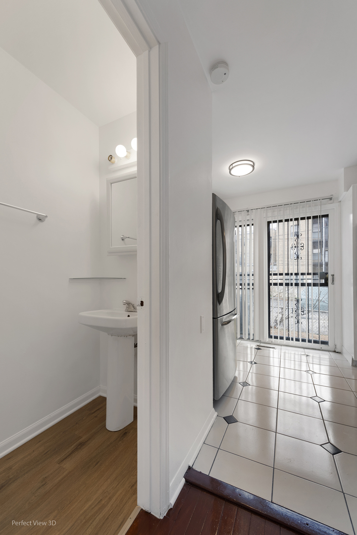 7539 North Ridge Boulevard, Unit 6 Chicago, IL 60645 - Photo 8 of 20 a bathroom with a shower
