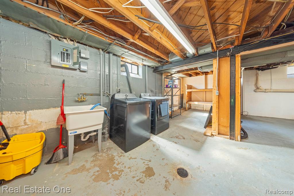 1347 Hampton Road Grosse Pointe Woods, MI 48236 - Photo 24 of 32 Gallery Image 24