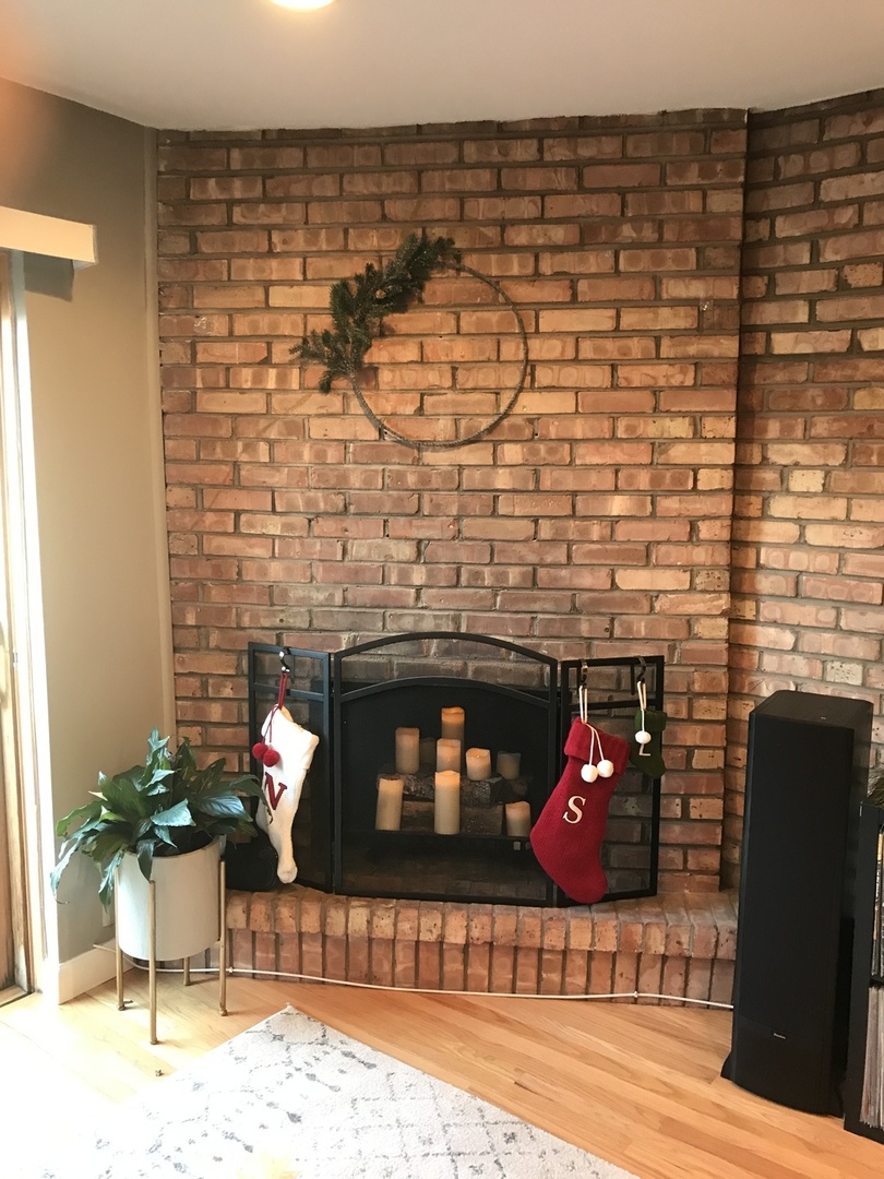 2828 North Burling Street, Unit 208 Chicago, IL 60657 - Photo 3 of 5 a living room with furniture