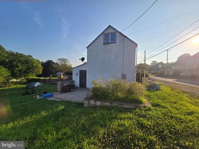 a view of a house with backyard and garden