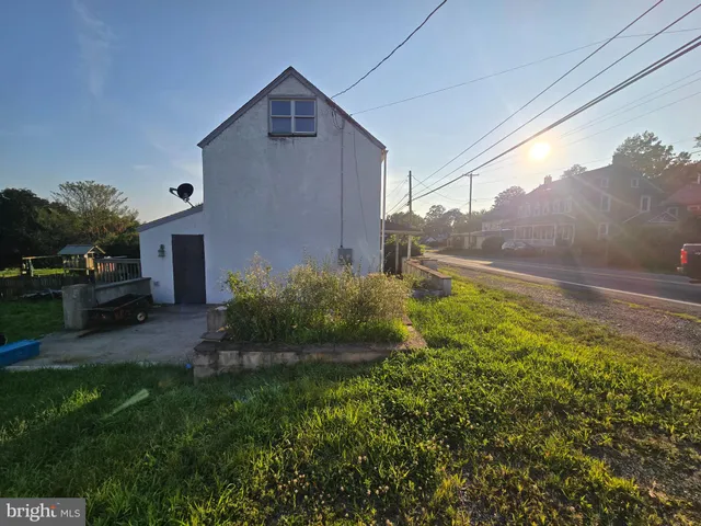 a view of a back yard of the house
