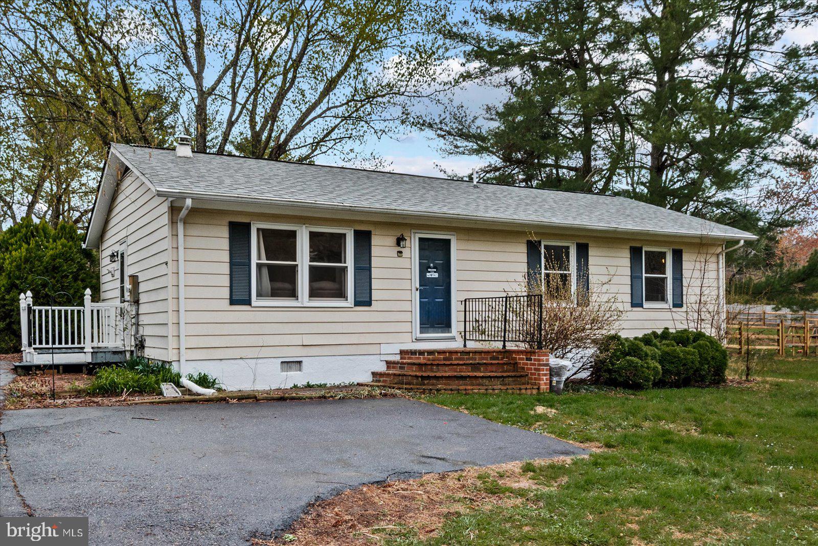 8441 Pamunkey Road Spotsylvania, VA 22551 - Photo 32 of 32 a front view of a house with a garden