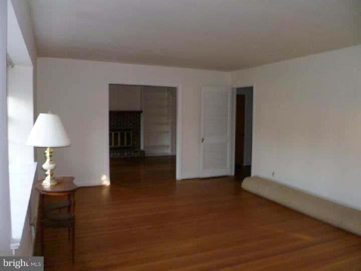 1216 Wayne Road Barrington, NJ 08033 - Photo 4 of 25 Living Room