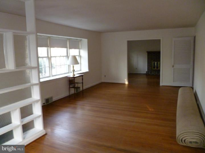1216 Wayne Road Barrington, NJ 08033 - Photo 5 of 25 Living Room