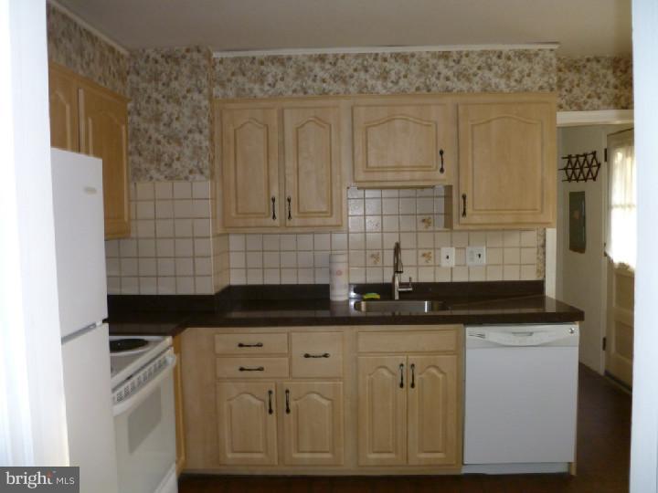 1216 Wayne Road Barrington, NJ 08033 - Photo 7 of 25 Kitchen
