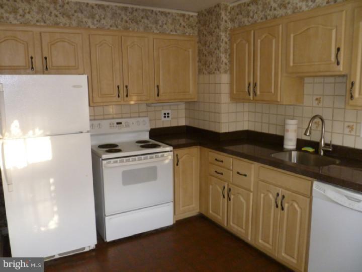 1216 Wayne Road Barrington, NJ 08033 - Photo 8 of 25 Kitchen