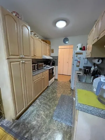 $135,000 | 7141 North Kedzie Avenue, Unit 110, Chicago, IL 60645