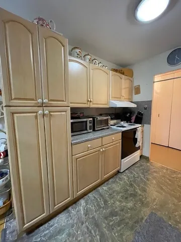 $135,000 | 7141 North Kedzie Avenue, Unit 110, Chicago, IL 60645