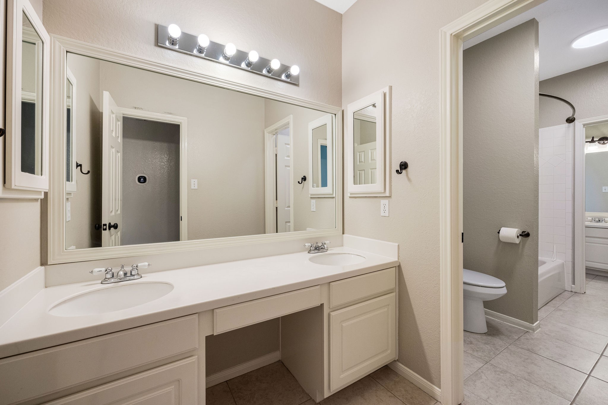 9603 Randon Lane Missouri City, TX 77459 - Photo 35 of 50 Jack and Jill bath off of the hall leading to bedroom 2.