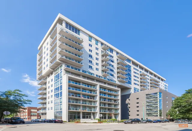 $2,090 | 910 West Huron Street, Unit 206, Chicago, IL 60642