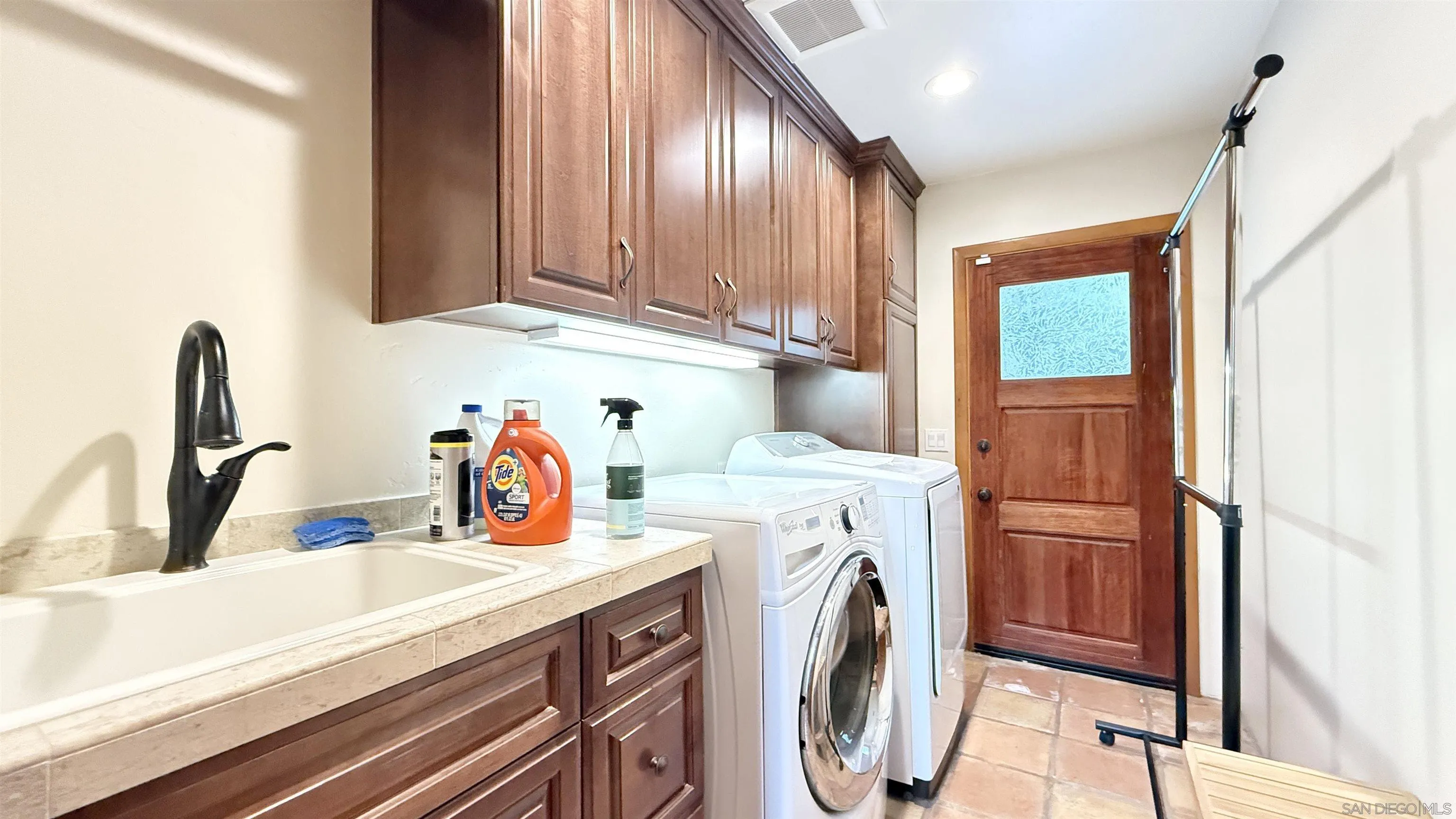 16722 Via Lago Azul Rancho Santa Fe, CA 92067 - Photo 22 of 28 a view of kitchen with washer and dryer