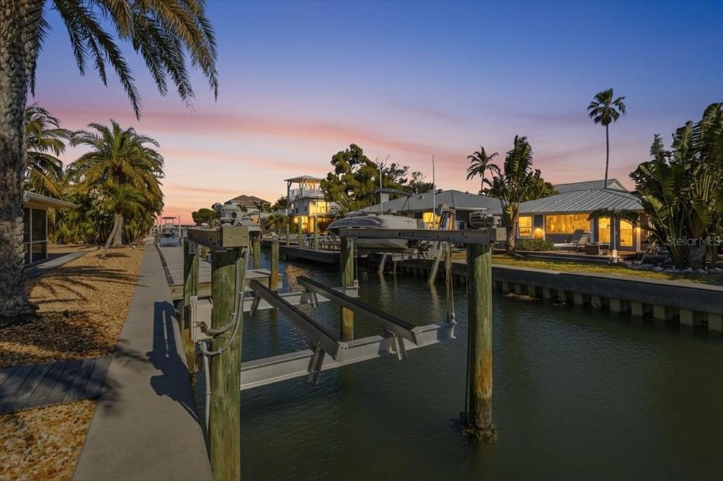 834 Jungle Queen Way Longboat Key, FL 34228 - Photo 15 of 52