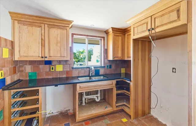 $1,050,000 | 834 Jungle Queen Way, Longboat Key, FL 34228