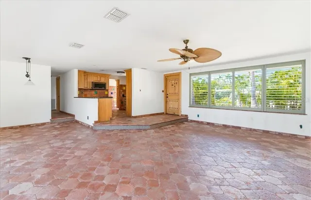 $1,050,000 | 834 Jungle Queen Way, Longboat Key, FL 34228